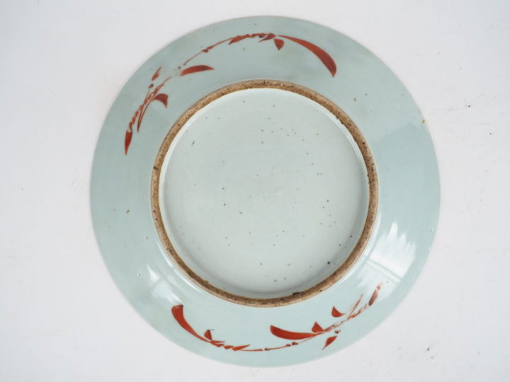 Importante coupe en porcelaine famille rose décor de motifs de fleurs 