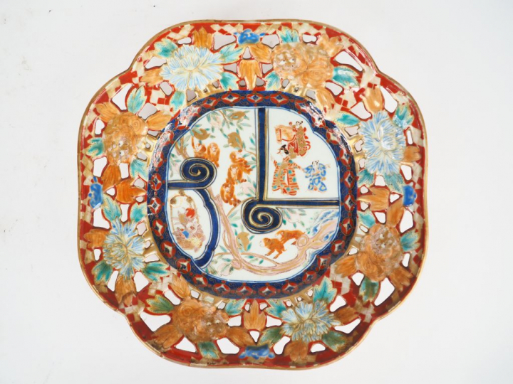 Coupe floriforme à décor ajouré de fleurs, de singes et de geisha Imar