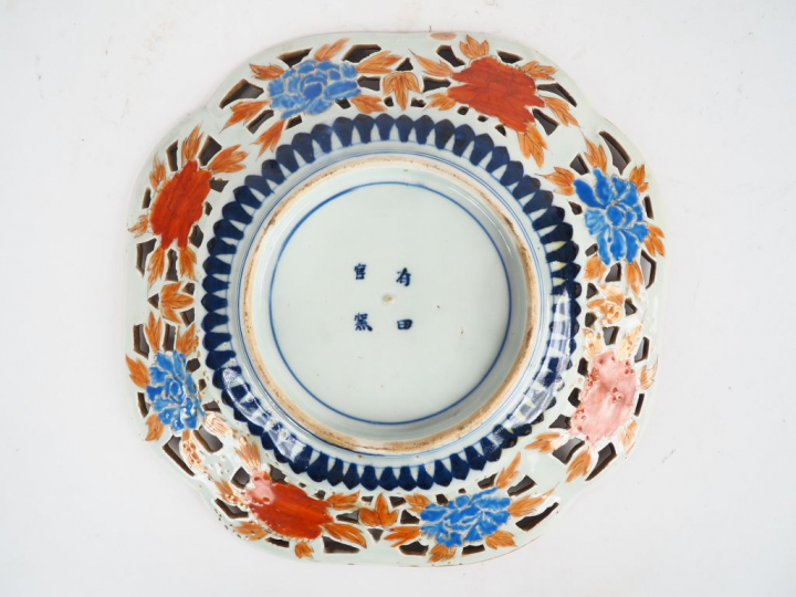 Coupe floriforme à décor ajouré de fleurs, de singes et de geisha Imar