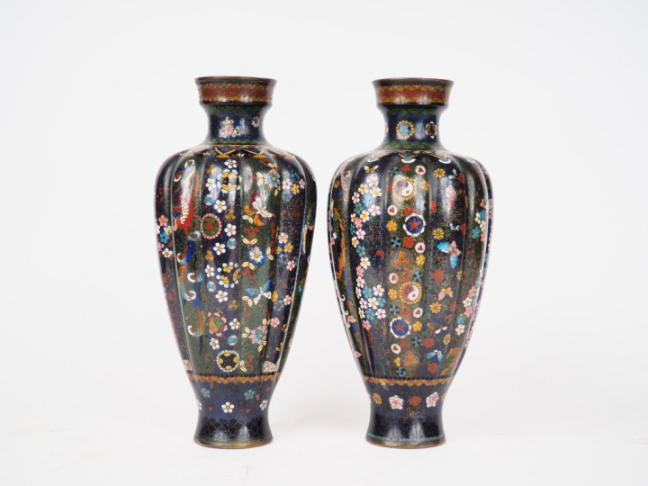 Paire de vases en émaux cloisonnés sur bronze à décor aux mille fleurs