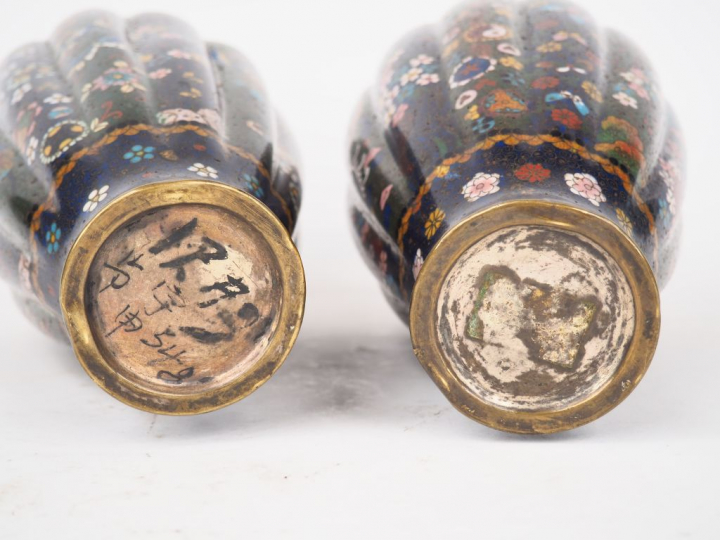 Paire de vases en émaux cloisonnés sur bronze à décor aux mille fleurs