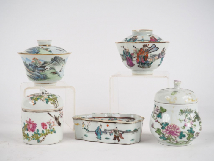 Lot comprenant deux coupes couvertes, 2 vases couverts, une cage à cri