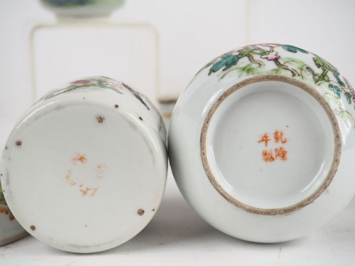 Lot comprenant deux coupes couvertes, 2 vases couverts, une cage à cri