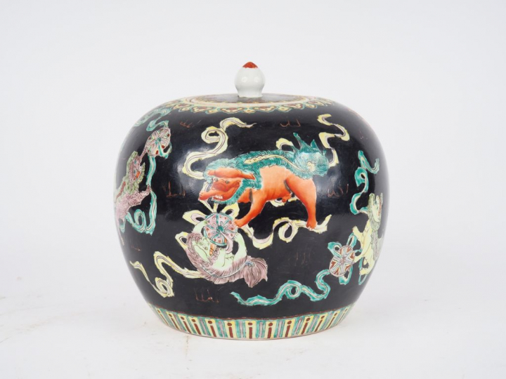 Chine, vers 1960, Pot à gingembre en porcelaine style famille noire dé