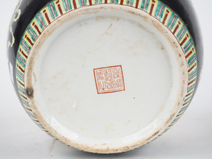 Chine, vers 1960, Pot à gingembre en porcelaine style famille noire dé