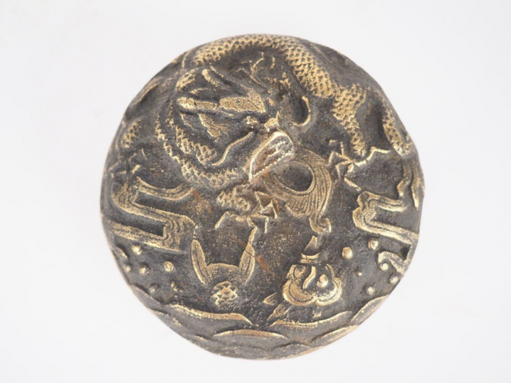Chine, fin du XIXe siècle,   Boite couverte en bronze, décor de dragon