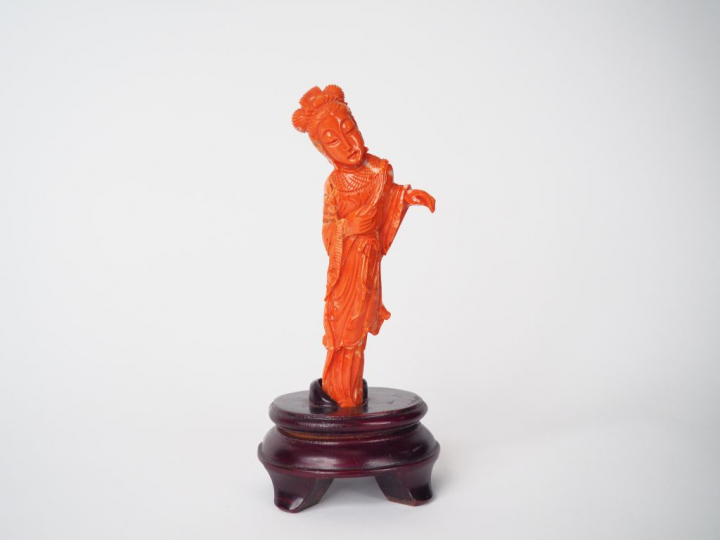Statuette en corail "jeune femme tenant un pan de sa robe"  Chine vers
