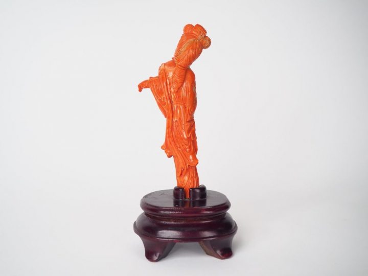 Statuette en corail "jeune femme tenant un pan de sa robe"  Chine vers