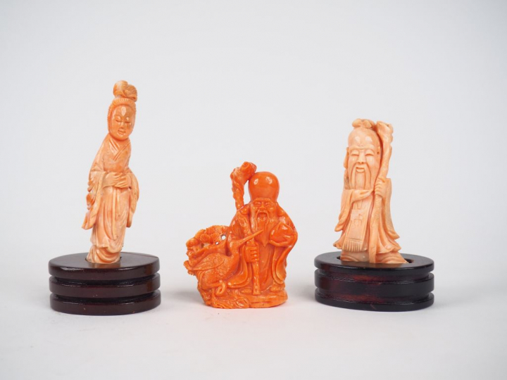 3 différentes statuettes en corail rosé Chine vers 1930 Poids : 145 g 