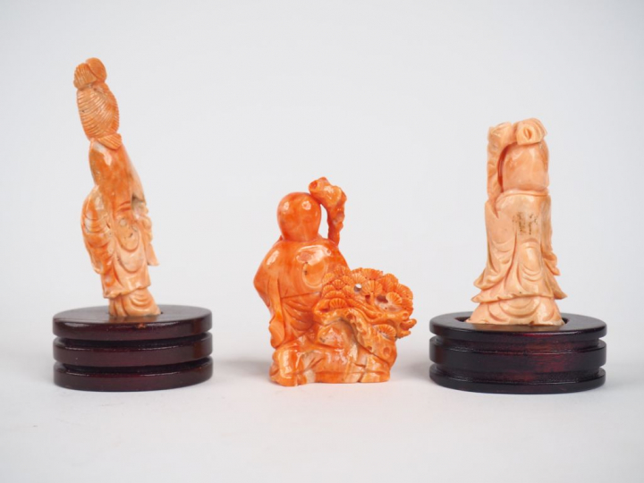 3 différentes statuettes en corail rosé Chine vers 1930 Poids : 145 g 