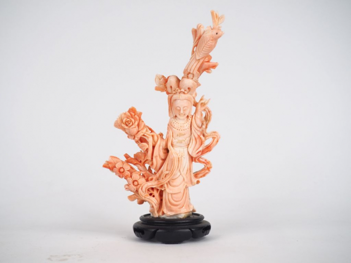 Statuette en corail couleur rosé Chine vers 1930 "jeune fille présenta