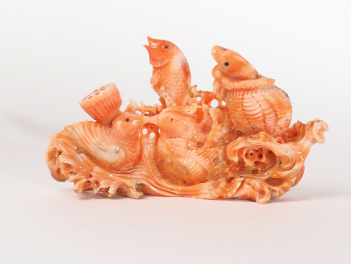 Repose pinceaux en corail sculpté d'un couple de canards mandarins et 