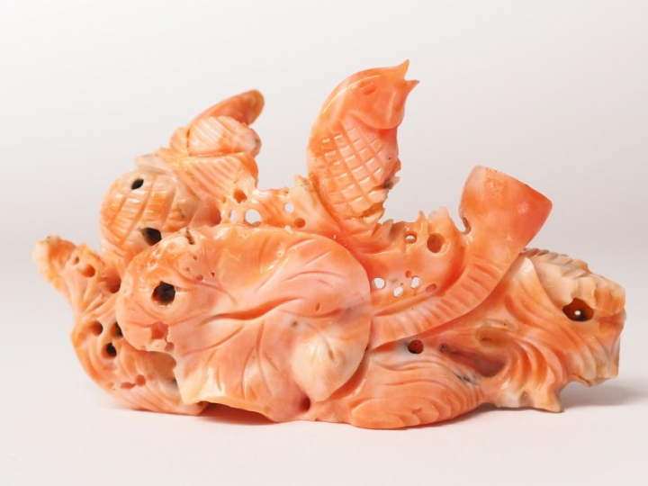 Repose pinceaux en corail sculpté d'un couple de canards mandarins et 