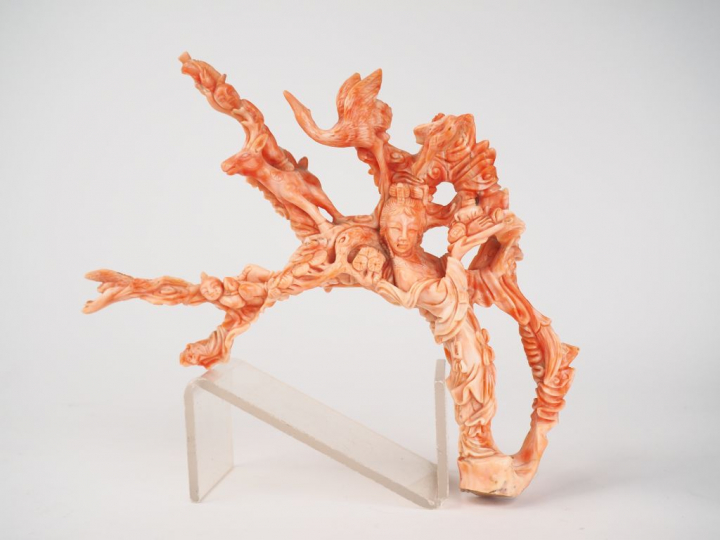 Groupe en corail de couleur rosé "jeune femme présentant des offrandes