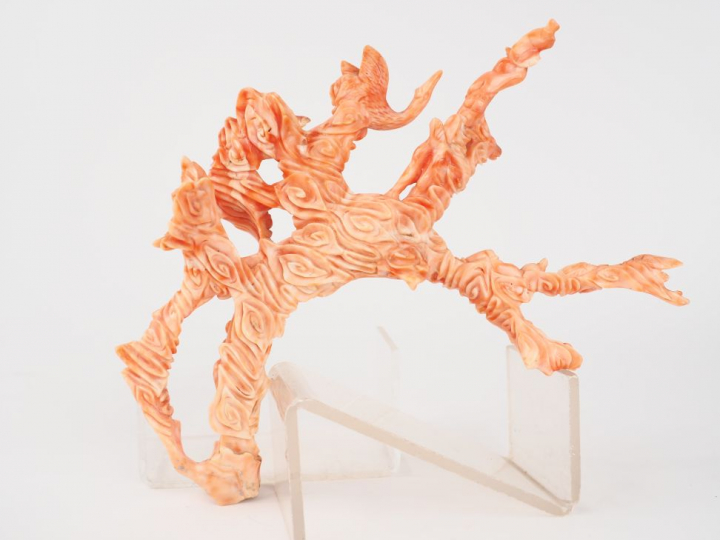 Groupe en corail de couleur rosé "jeune femme présentant des offrandes