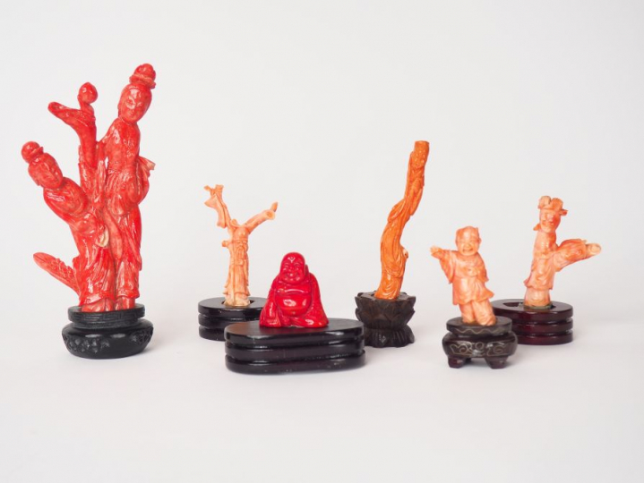 Lot de six statuettes en corail dont quatre ont des couleurs rehaussée