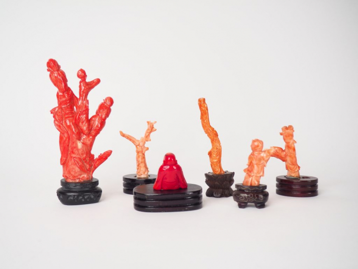 Lot de six statuettes en corail dont quatre ont des couleurs rehaussée