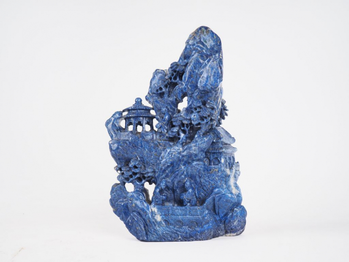 Groupe en lapis lazuli figurant un personnage rejoignant un ermitage s