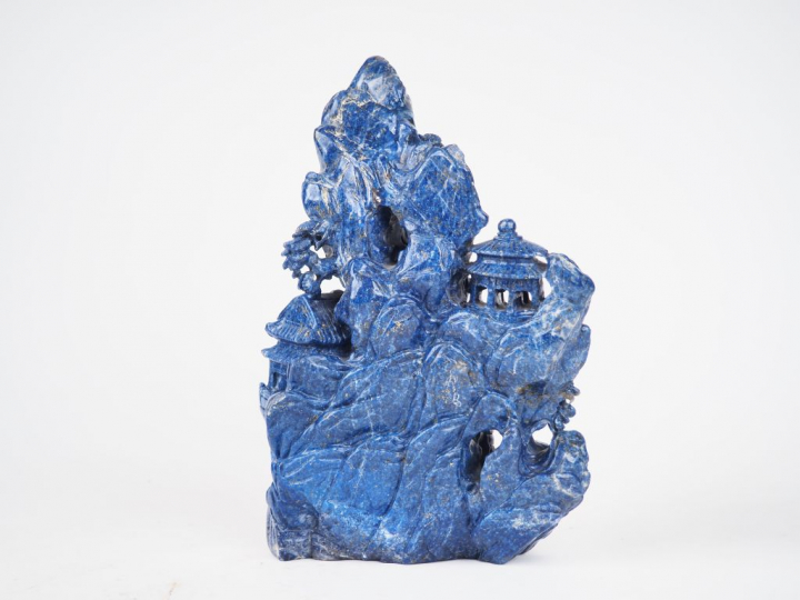 Groupe en lapis lazuli figurant un personnage rejoignant un ermitage s