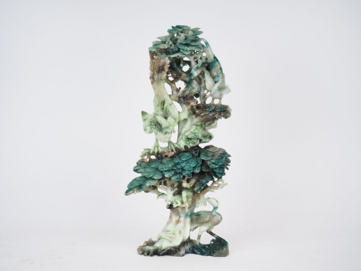 Groupe en serpentine représentant des échassiers, des faisans près d'u