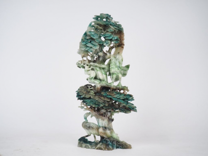 Groupe en serpentine représentant des échassiers, des faisans près d'u