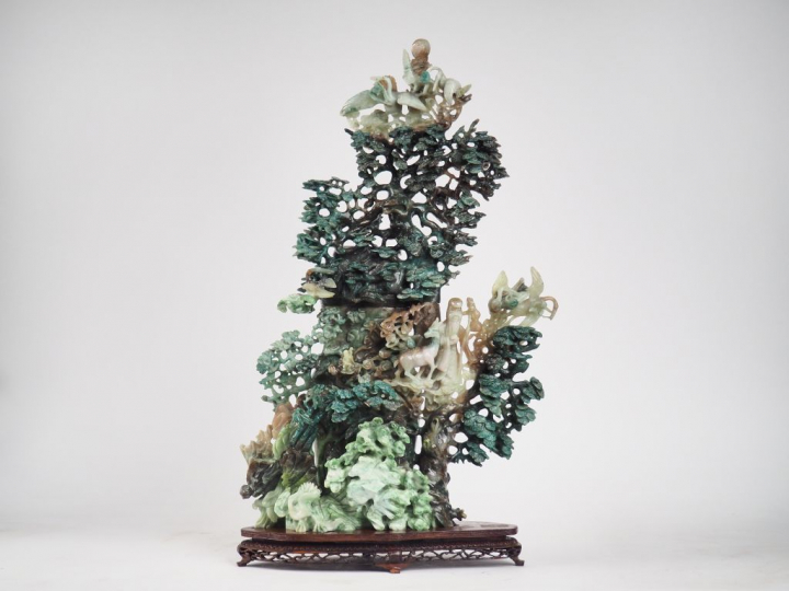 Important vase couvert en serpentine à décor d'animaux volatiles parmi