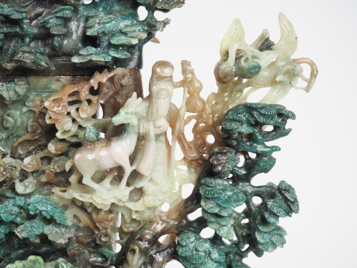 Important vase couvert en serpentine à décor d'animaux volatiles parmi