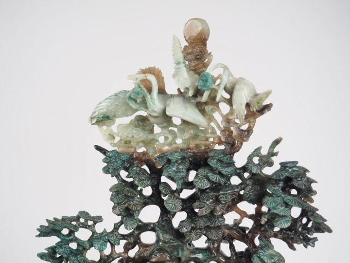 Important vase couvert en serpentine à décor d'animaux volatiles parmi