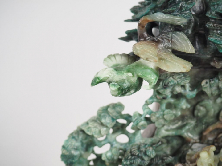 Important vase couvert en serpentine à décor d'animaux volatiles parmi