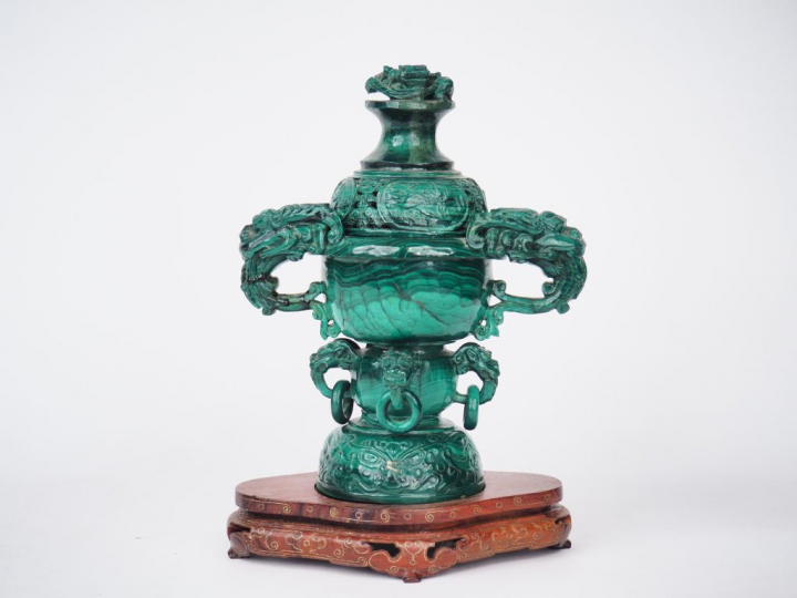 Brule parfum en malachite, orné de deux têtes de dragons  Chine vers 1