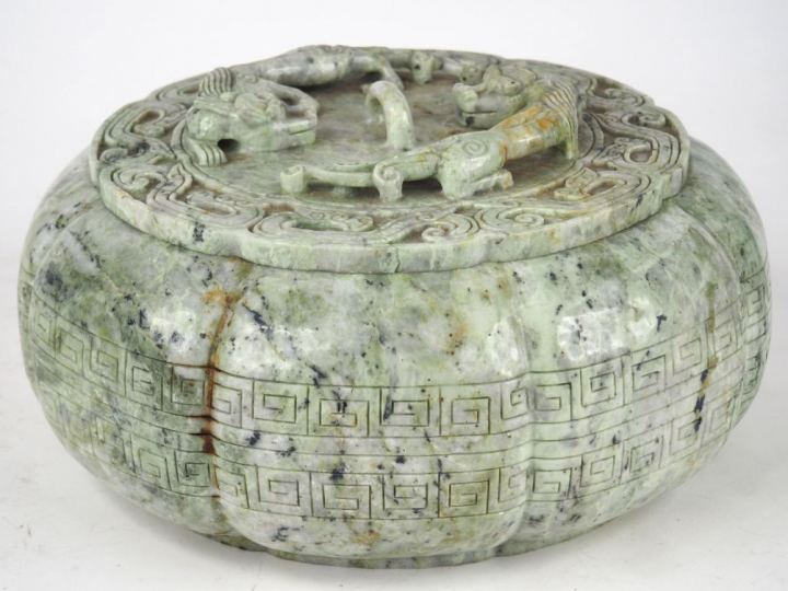 Grande boite en serpentine reprénant la forme d'une citrouille couverc