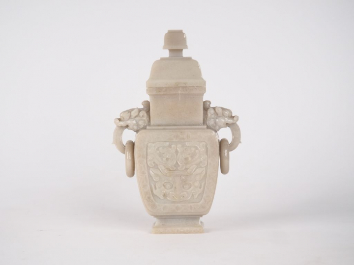 Vase couvert en jade beige finement sculpté de dragons et de danses zo