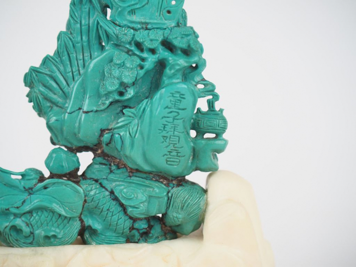 Groupe en turquoise "Guanyin et un enfant assis sur un rocher accompag
