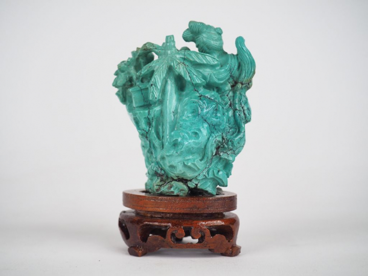 Groupe en turquoise représentant une jeune femme à l'éventail et une j