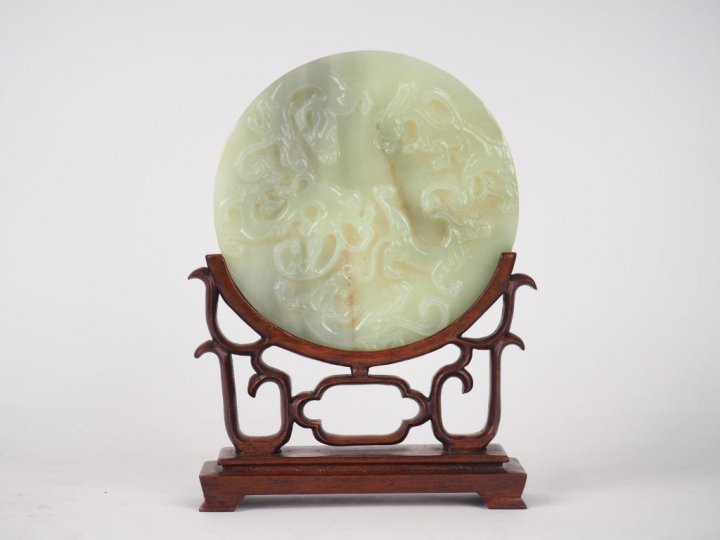 Disque en serpentine décor de dragons en relief Chine vers 1960 diam. 