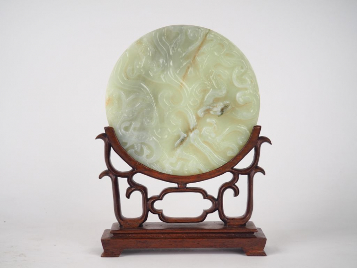 Disque en serpentine décor de dragons en relief Chine vers 1960 diam. 