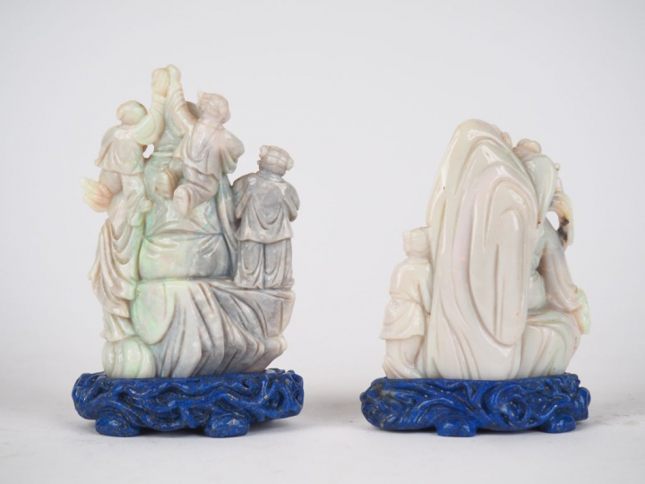 Deux statuettes en opaline représentant un buddai et une divinité fémi