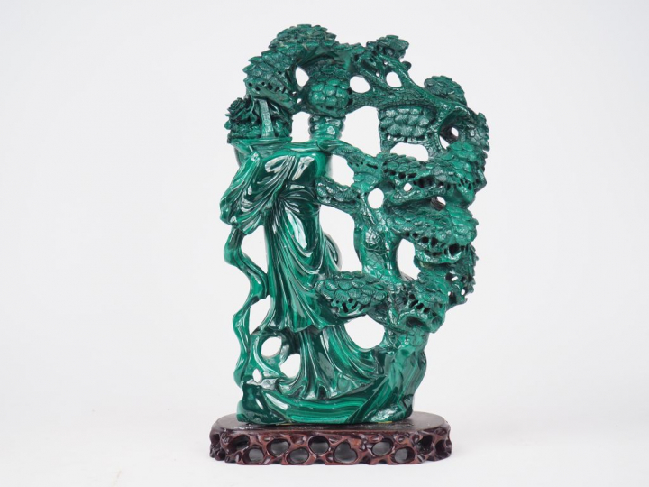 Groupe en malachite représentant une déesse du printemps tenant un pan