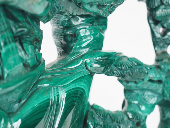 Groupe en malachite représentant une déesse du printemps tenant un pan