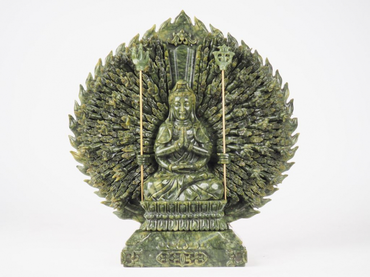 Groupe en serpentine représenant la Guanyin aux mille bras  Chine vers