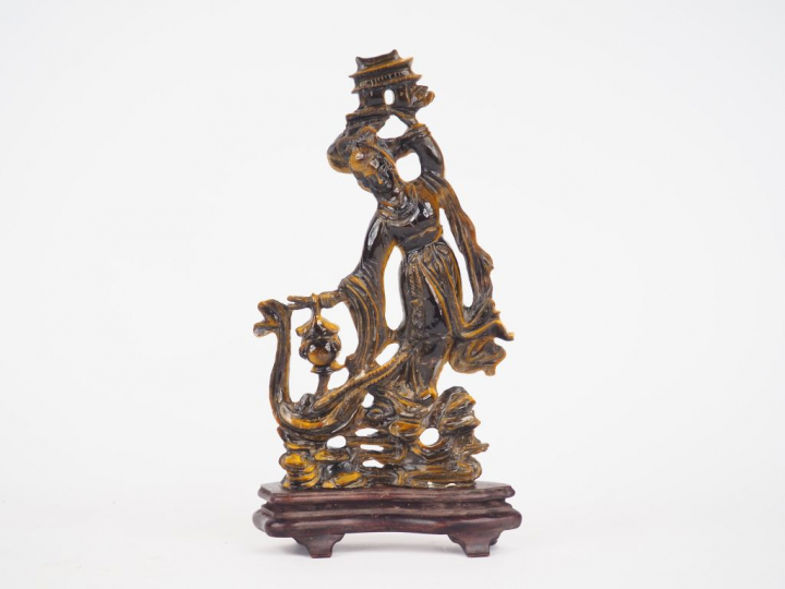 Statuette en œil de tigre représentant une jeune femme tenant un templ