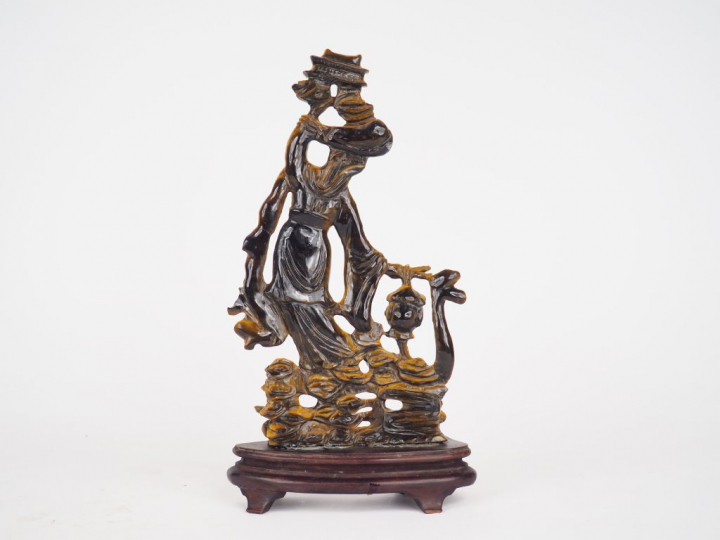 Statuette en œil de tigre représentant une jeune femme tenant un templ