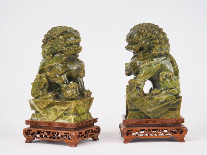 Paire de lions bouddiiques en serpentine  Chine vers 1960  H. 16 cm