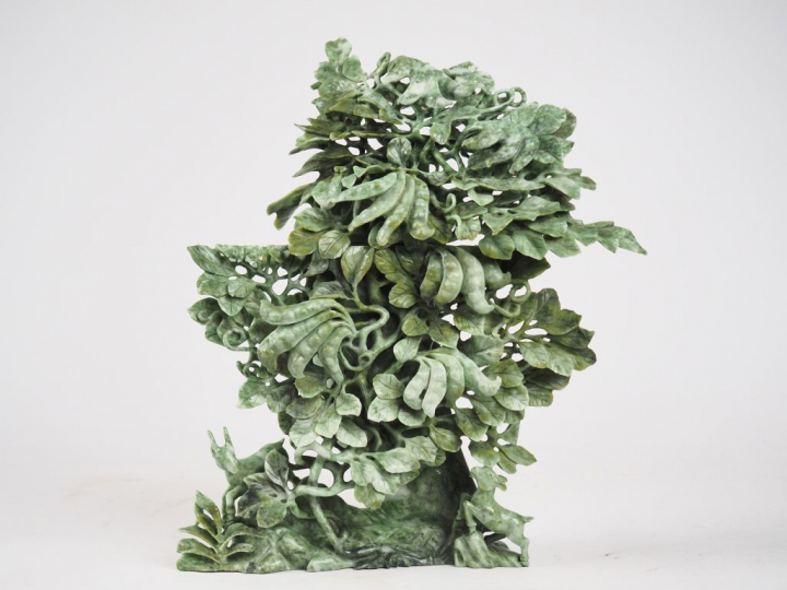 Vase couvert en serpentine à décor d'arbustes et de végétaux Chine ver