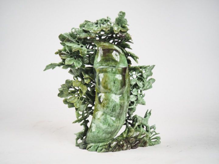 Vase couvert en serpentine à décor d'arbustes et de végétaux Chine ver