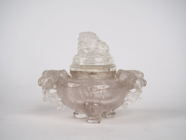 Petit vase tripode couvert en cristal de roche Chine vers 1960 H. 12 c