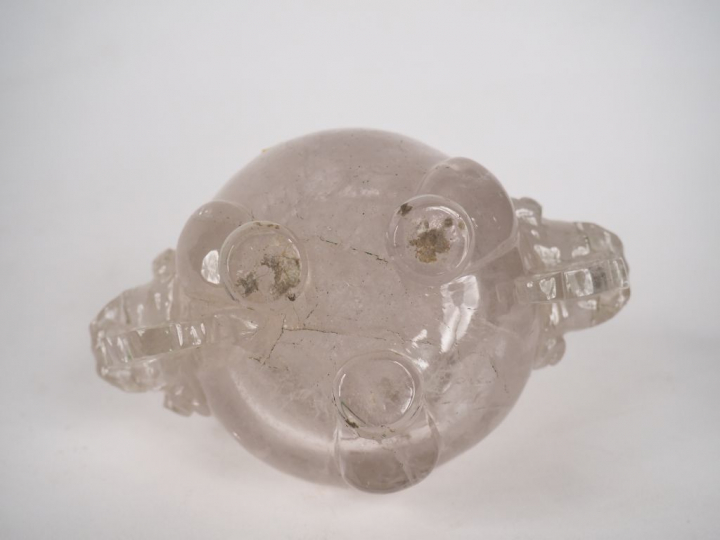 Petit vase tripode couvert en cristal de roche Chine vers 1960 H. 12 c