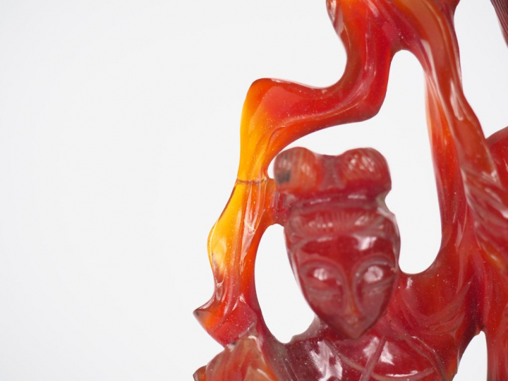 Groupe en cornaline "deux jeunes femmes parmi des arbustes en fleurs" 