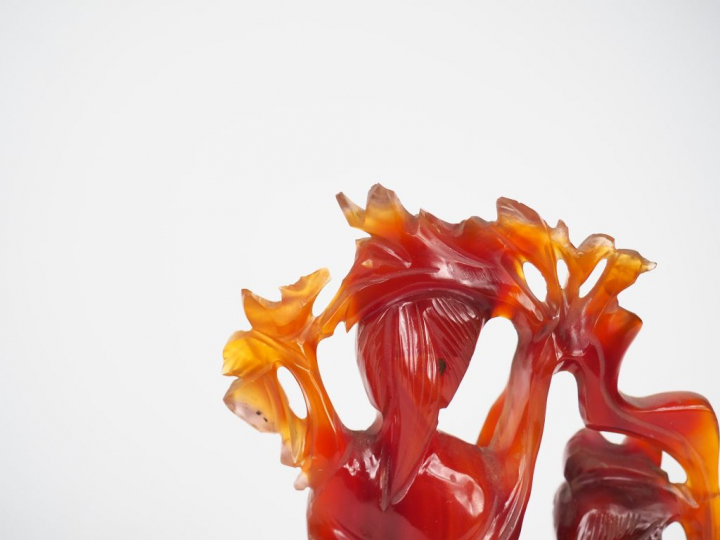 Groupe en cornaline "deux jeunes femmes parmi des arbustes en fleurs" 