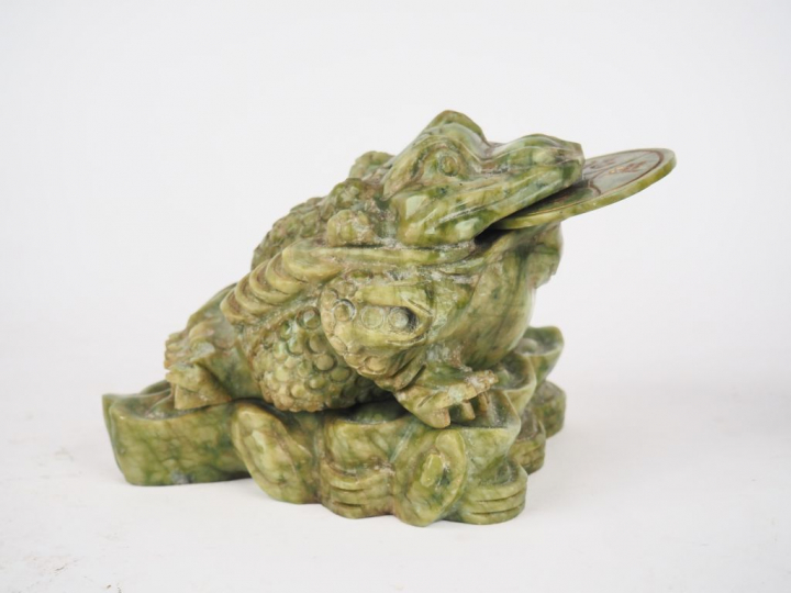 Groupe en serpentine "crapaud tenant une monnaie"  Chine vers 1960 H. 